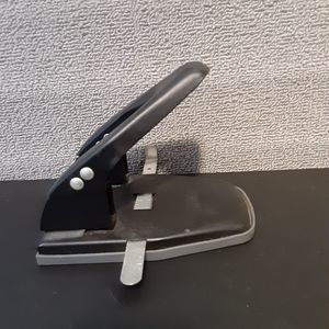 ACCO 2 Hole Punch Black Silver 2525